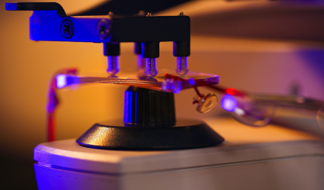 爱生华-关键核心材料自给隐形眼镜供应商